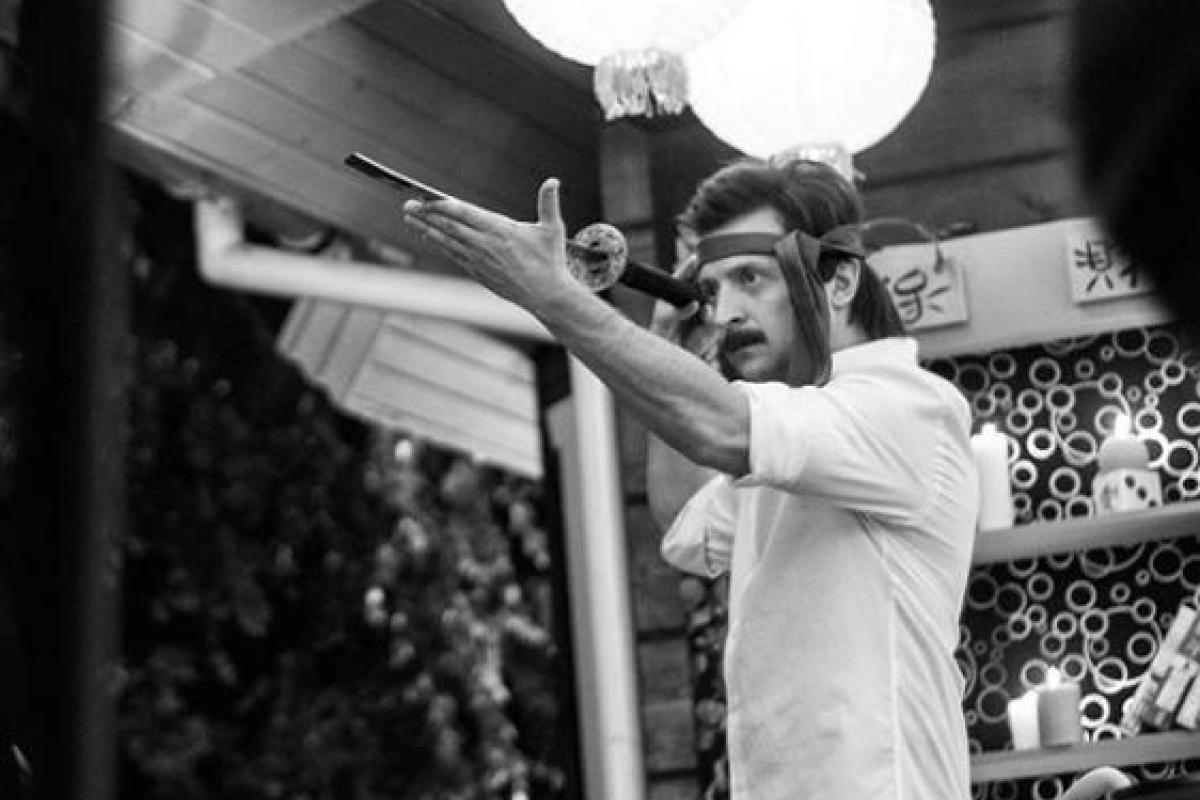 "Опасен лишь на фотографии": Зеленский сменил имидж и отрастил усы