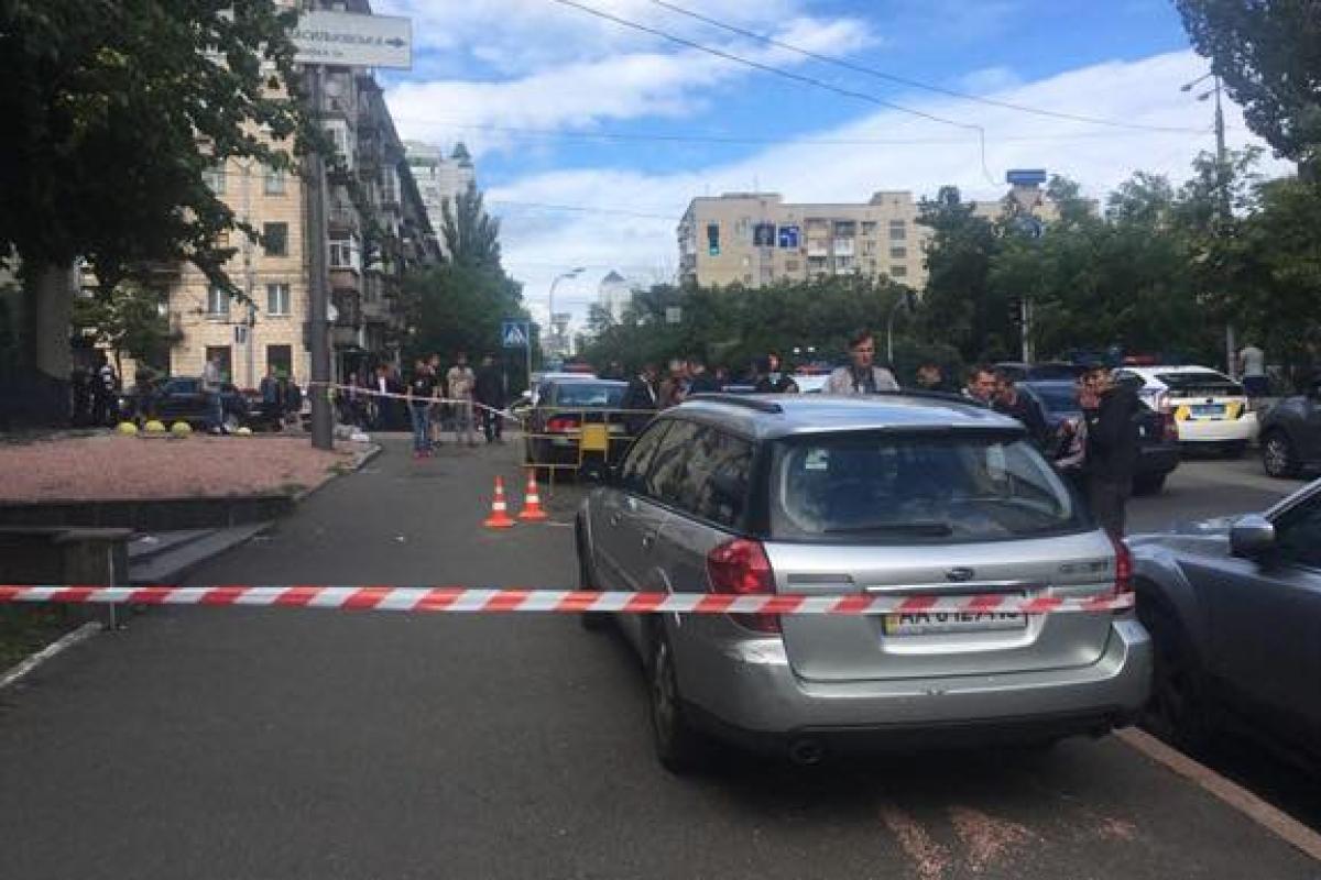 В Киеве возле ресторана расстреляли мужчину: преступник сбежал