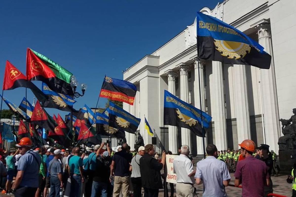 Шахтеры из всех регионов Украины приехали на митинг под Верховную Раду Шахтеры из всех регионов Украины приехали на митинг под Верховную Раду