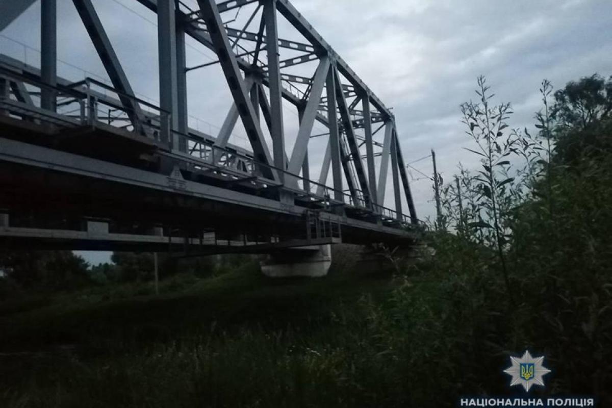 В Киевской области подросток погиб от удара током в 10 тысяч вольт В Киевской области подросток погиб от удара током в 10 тысяч вольт