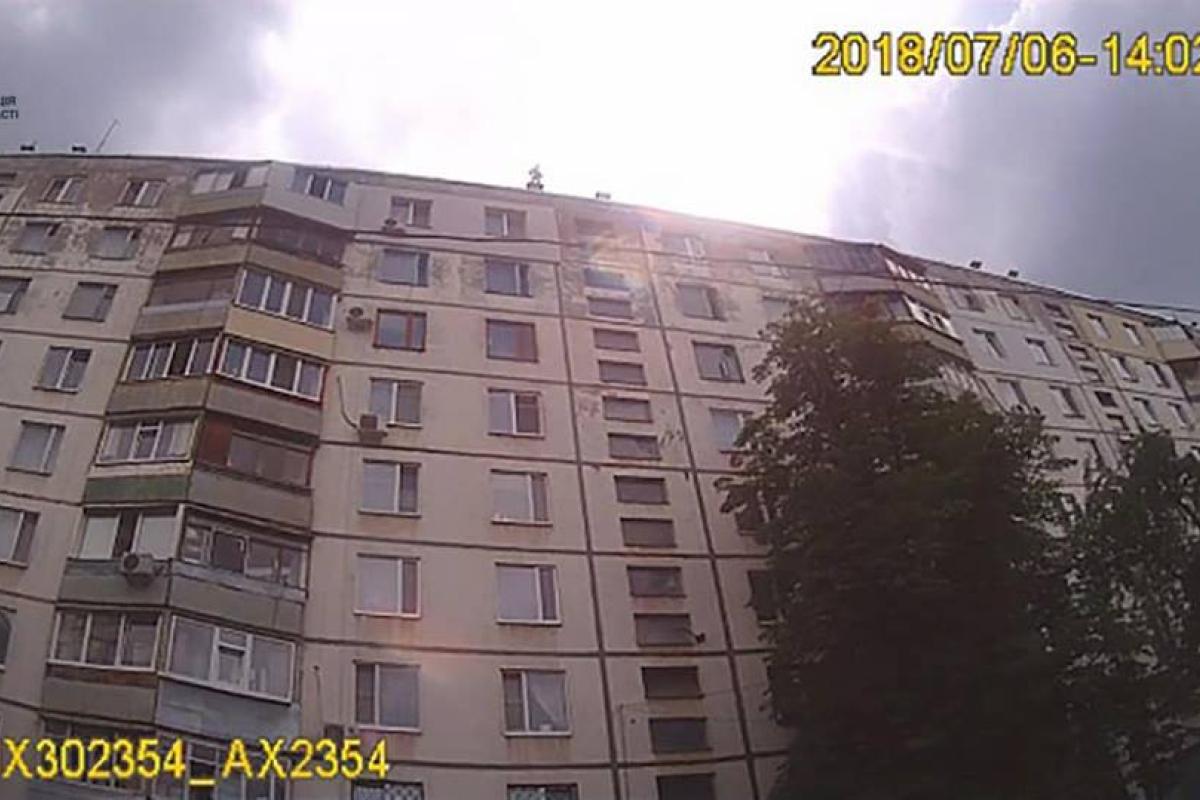 Хотел быть "ближе к Богу": в Харькове мужчина пытался прыгнуть с крыши высотки Хотел быть "ближе к Богу": в Харькове мужчина пытался прыгнуть с крыши высотки