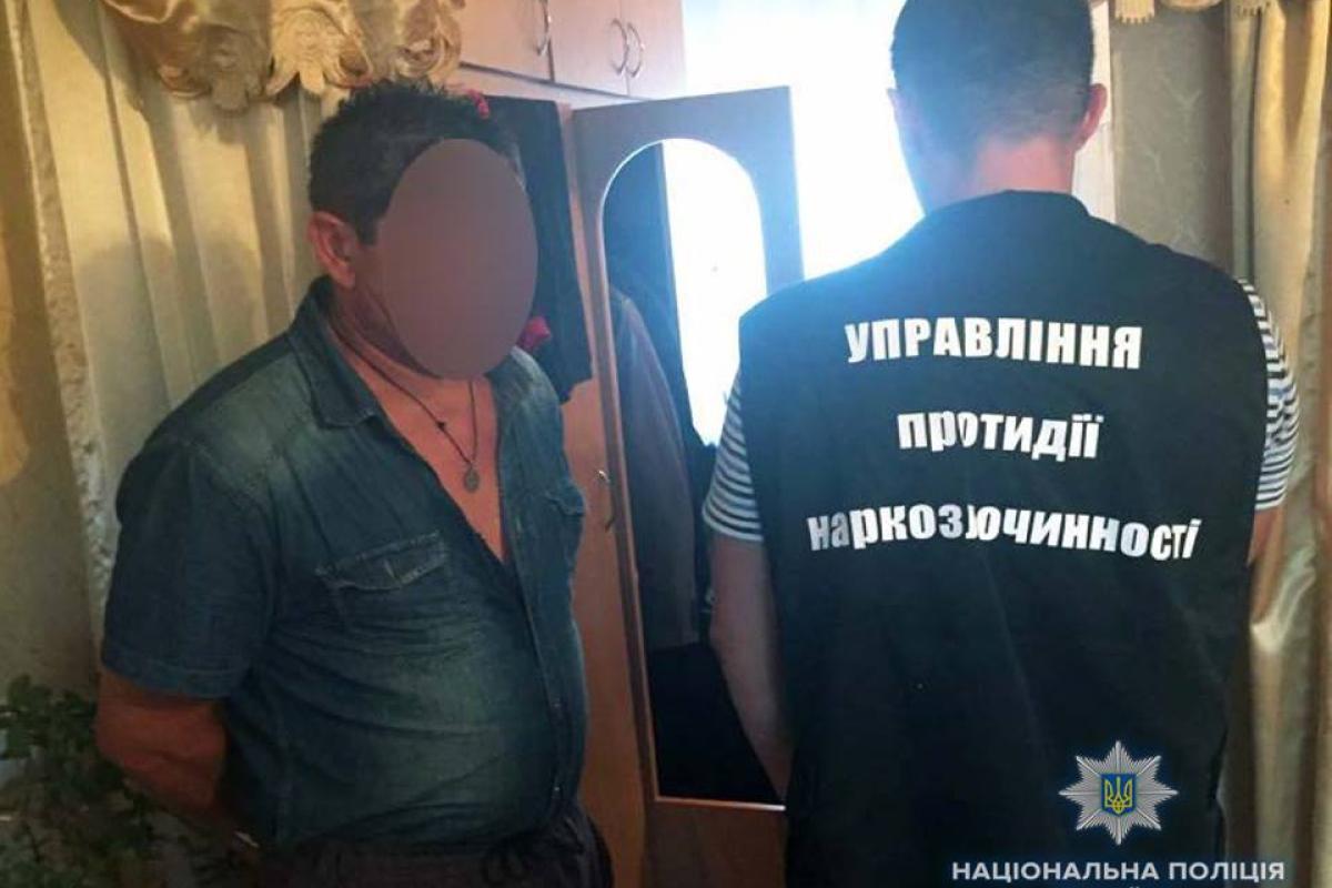 В Киеве задержали этническую банду с наркотиками на 2,5 миллиона гривен В Киеве задержали этническую банду с наркотиками на 2,5 миллиона гривен