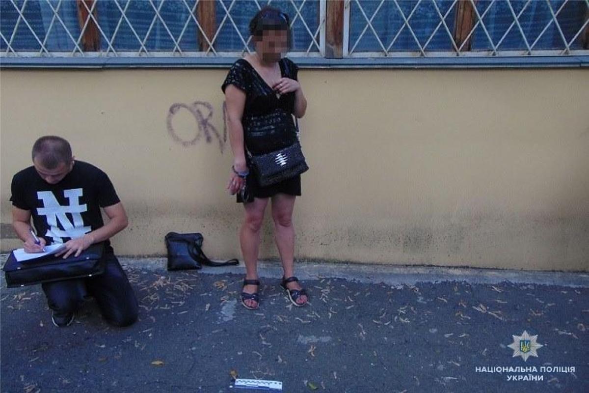 В Киеве полицейские задержали женщину, которая грабила прохожих В Киеве полицейские задержали женщину, которая грабила прохожих