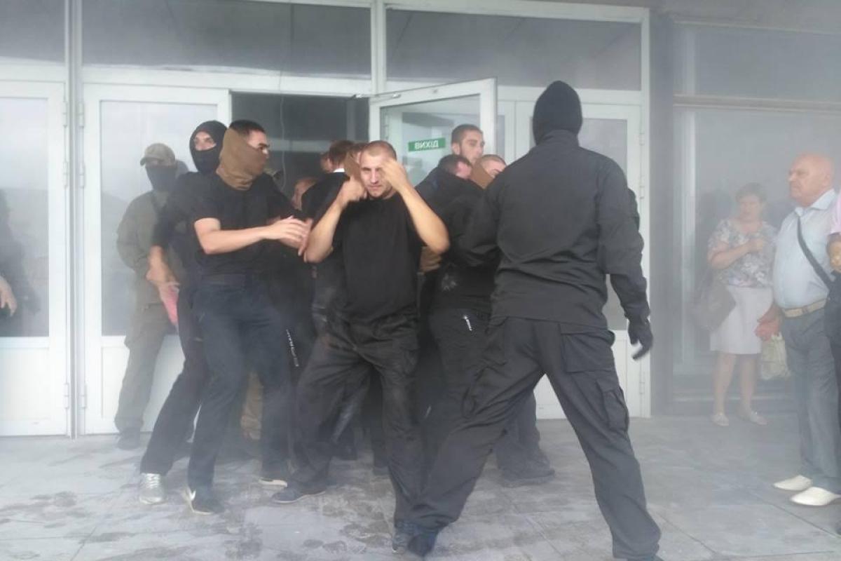 В Киеве произошел рейдерский захват предприятия: работников избили и выгнали на улицу В Киеве произошел рейдерский захват предприятия: работников избили и выгнали на улицу