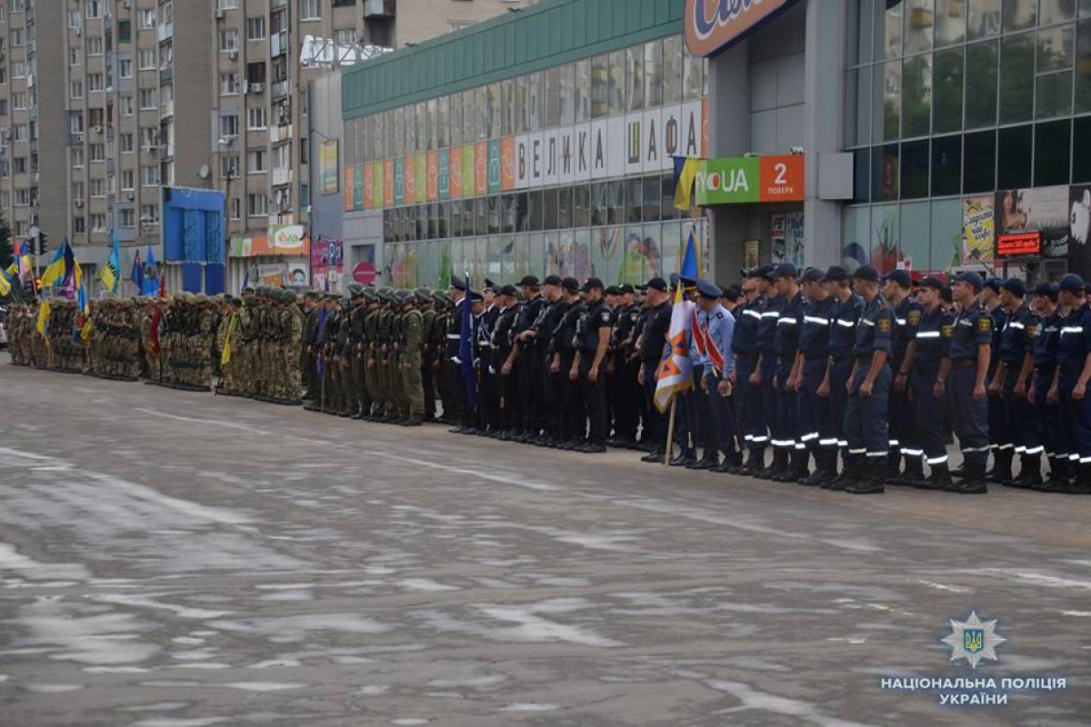В Лисичанске в годовщину освобождения состоялся парад и выставка военной техники В Лисичанске в годовщину освобождения состоялся парад и выставка военной техники