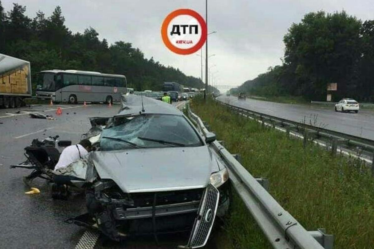 Новое смертельное ДТП в Украине: два пассажира погибли на трассе Киев-Харьков (кадры 18+) Новое смертельное ДТП в Украине: два пассажира погибли на трассе Киев-Харьков (кадры 18+)