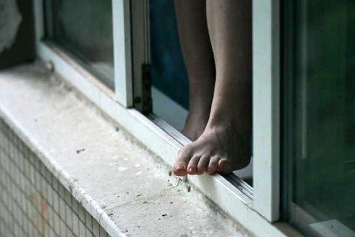 Трагедия в Киеве: из окна высотки выпала 7-летняя девочка, ребенок умер в больнице Трагедия в Киеве: из окна высотки выпала 7-летняя девочка, ребенок умер в больнице