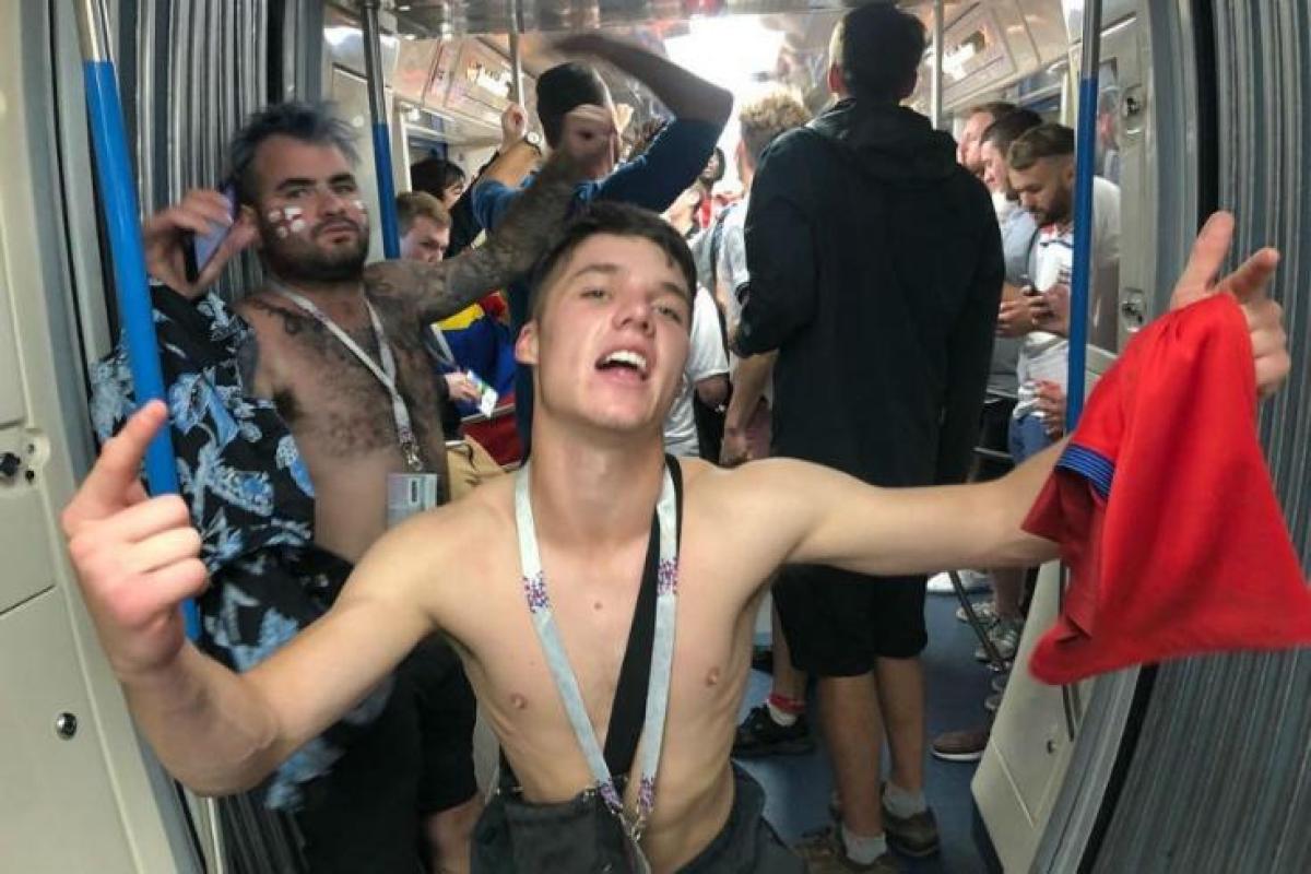 ЧМ-2018: английские фанаты разбили нос колумбийцу в московском метро ЧМ-2018: английские фанаты разбили нос колумбийцу в московском метро