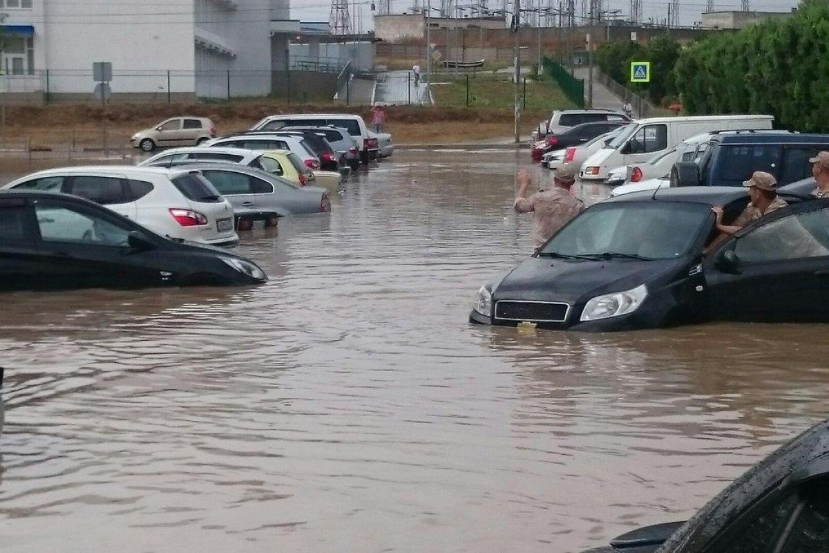 На Крым обрушились ливни, град и смерчи: города полуострова уходят под воду На Крым обрушились ливни, град и смерчи: города полуострова уходят под воду