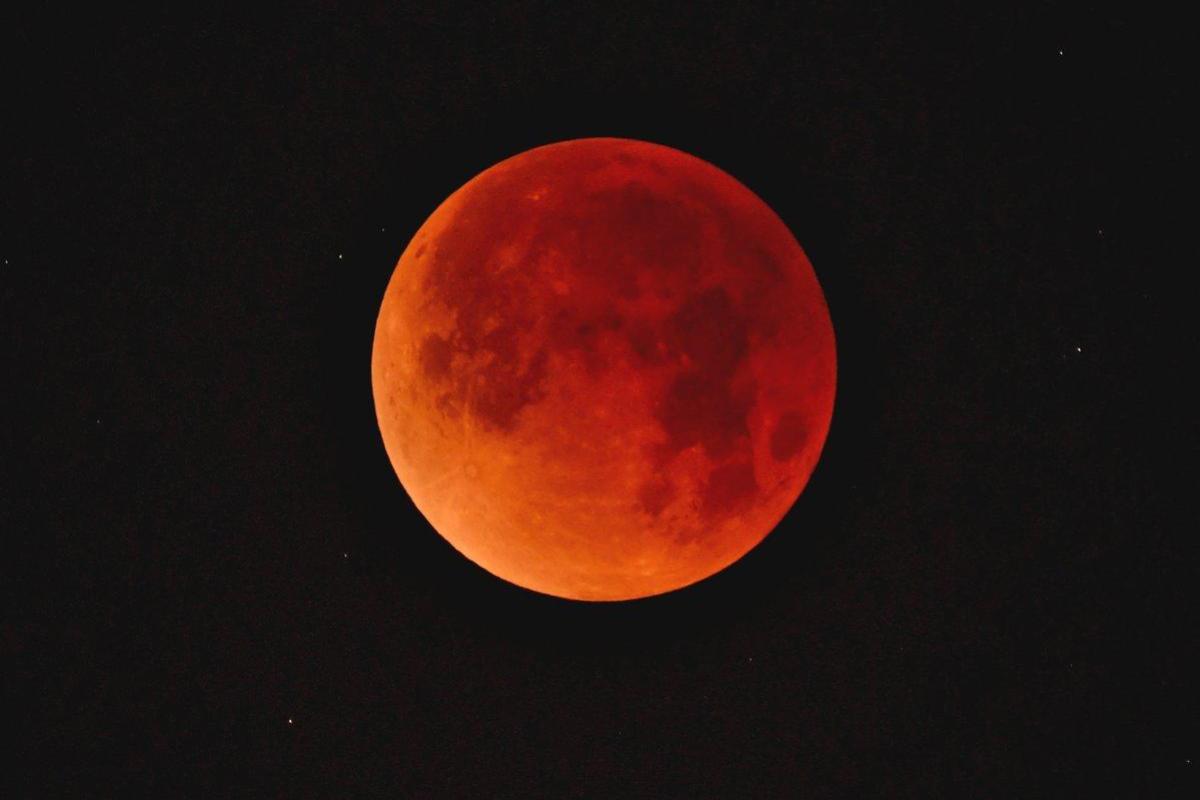 Затмение "кровавой" Луны: сеть наводнили кадры необычного явления Затмение "кровавой" Луны: сеть наводнили кадры необычного явления