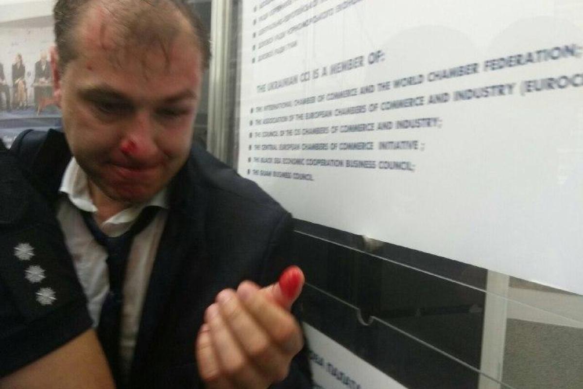 В Киеве националисты сорвали съезд политической партии и побили заместителя ее председателя В Киеве националисты сорвали съезд политической партии и побили заместителя ее председателя