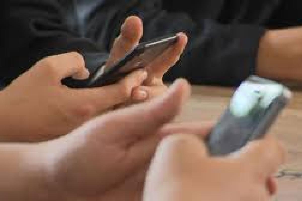 Во Франции официально запретили смартфоны в школах