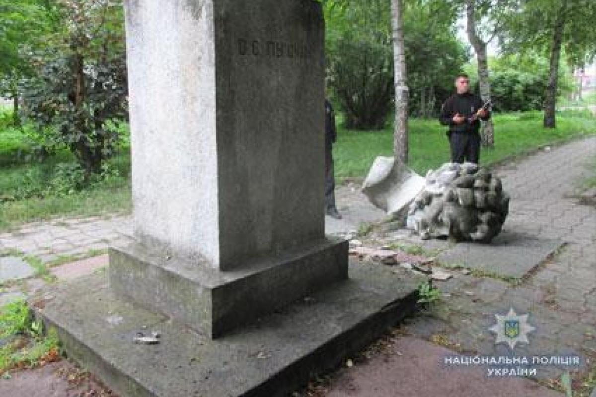 В полиции сообщили предварительную причину разрушения памятника Пушкину в Золочеве В полиции сообщили предварительную причину разрушения памятника Пушкину в Золочеве