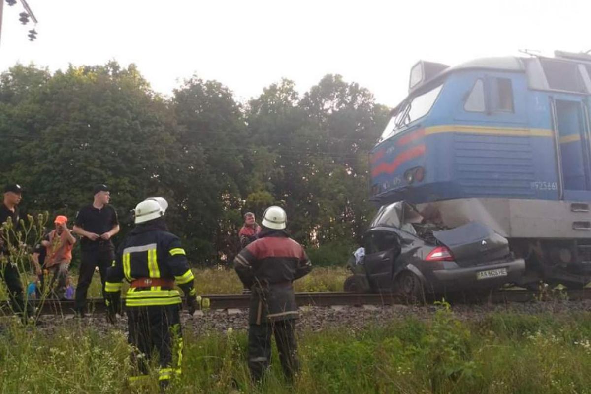 Пытался "проскочить": легковушка попала под поезд «Киев—Бердянск», есть жертвы Пытался "проскочить": легковушка попала под поезд «Киев—Бердянск», есть жертвы