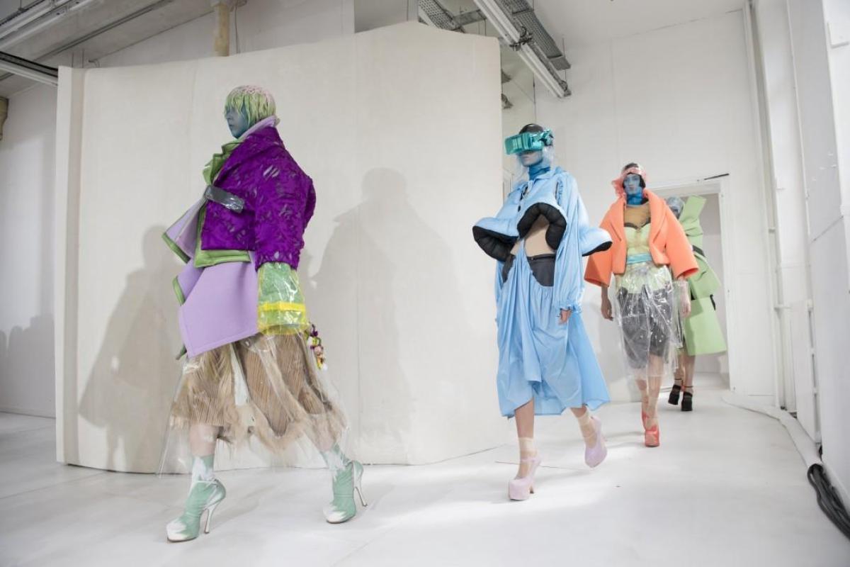 "Вторжение инопланетян все-таки состоялось": соцсети обсуждают наряды из новой коллекции осень-зима "Вторжение инопланетян все-таки состоялось": соцсети обсуждают наряды из новой коллекции осень-зима