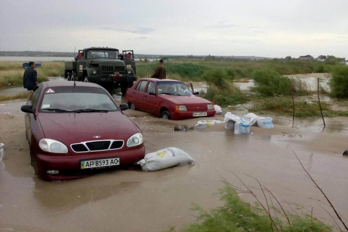 Непогода в Украине: в Бердянске пришлось откапывать машины и спасать людей Непогода в Украине: в Бердянске пришлось откапывать машины и спасать людей