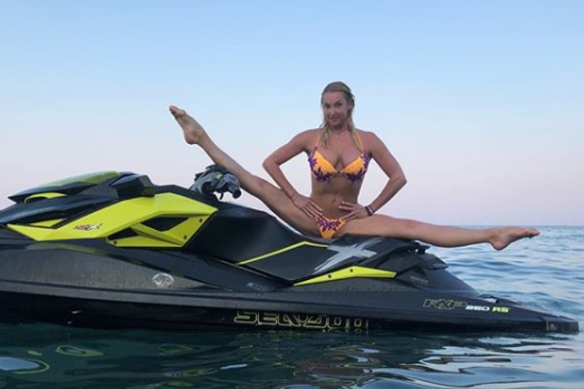 "Фигура позволяет": Волочкова завалила сеть бесстыжими снимками