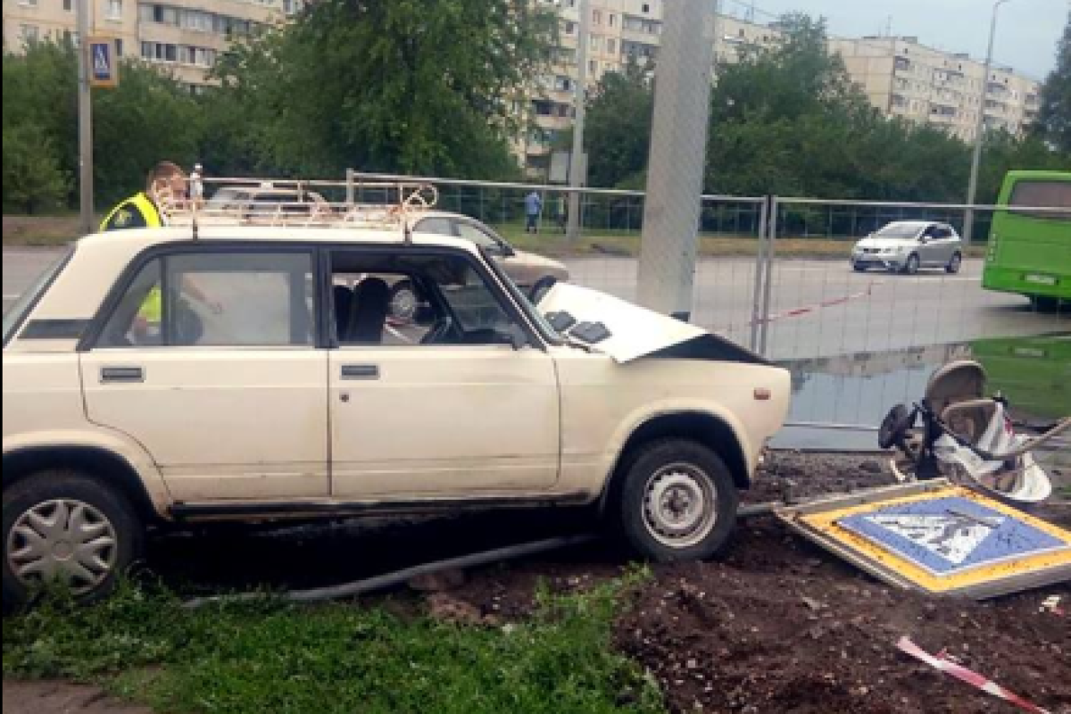 В Харькове автомобиль сбил ребенка в коляске: мать от шока потеряла сознание В Харькове автомобиль сбил ребенка в коляске: мать от шока потеряла сознание