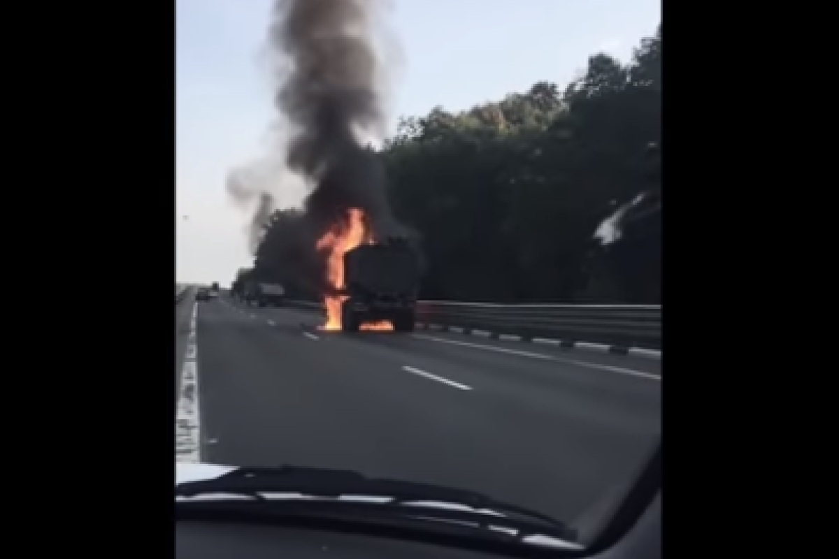 "Уже не первое ЧП": У российских военных прямо на трассе сгорел "Урал" "Уже не первое ЧП": У российских военных прямо на трассе сгорел "Урал"