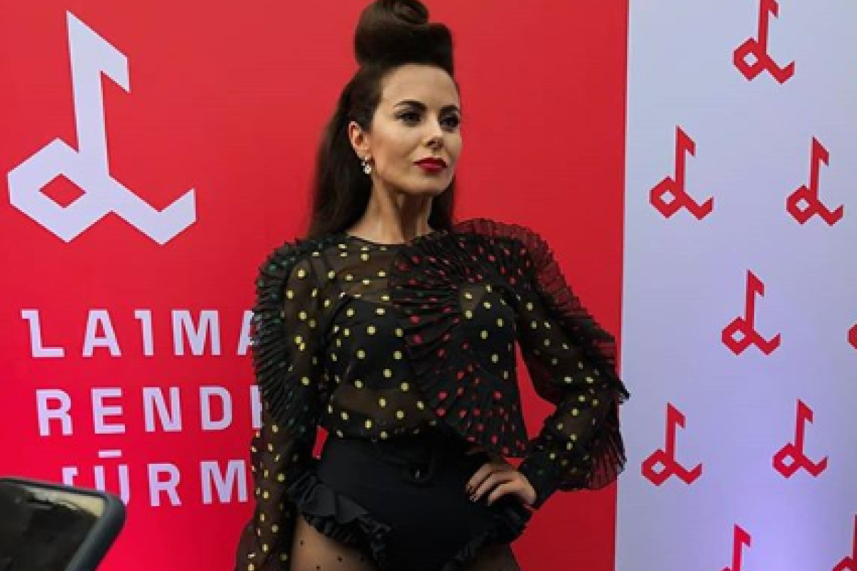 "Вот это орех": Настя Каменских пришла на фестиваль без юбки "Вот это орех": Настя Каменских пришла на фестиваль без юбки