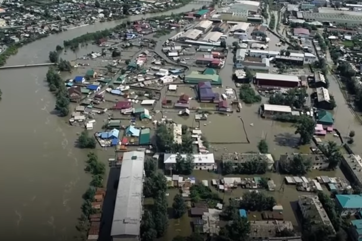 В России началось историческое наводнение: плывут дома, разрушены мосты