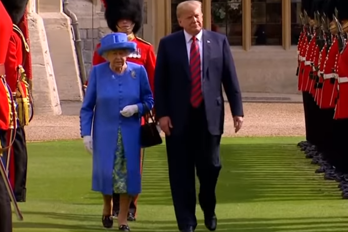 Трамп оконфузился перед королевой Елизаветой II: видео Трамп оконфузился перед королевой Елизаветой II: видео