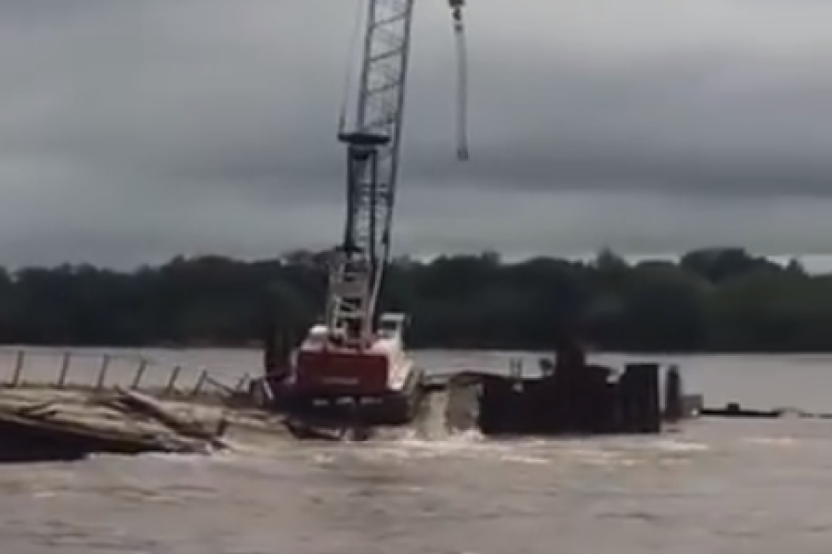 На стройке моста в РФ произошла крупная авария: в воду рухнули пролеты и кран На стройке моста в РФ произошла крупная авария: в воду рухнули пролеты и кран