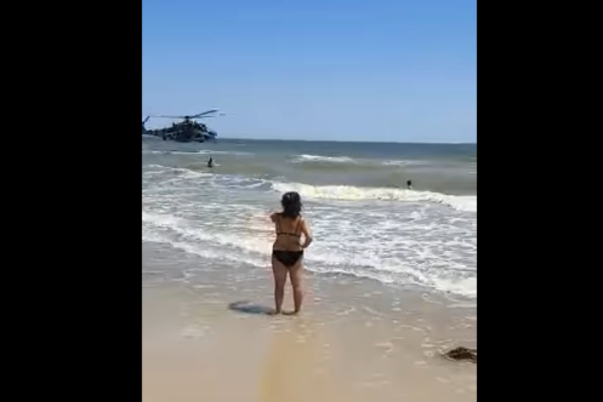На пляже под Мариуполем над головами отдыхающих пронесся военный вертолет: видео На пляже под Мариуполем над головами отдыхающих пронесся военный вертолет: видео