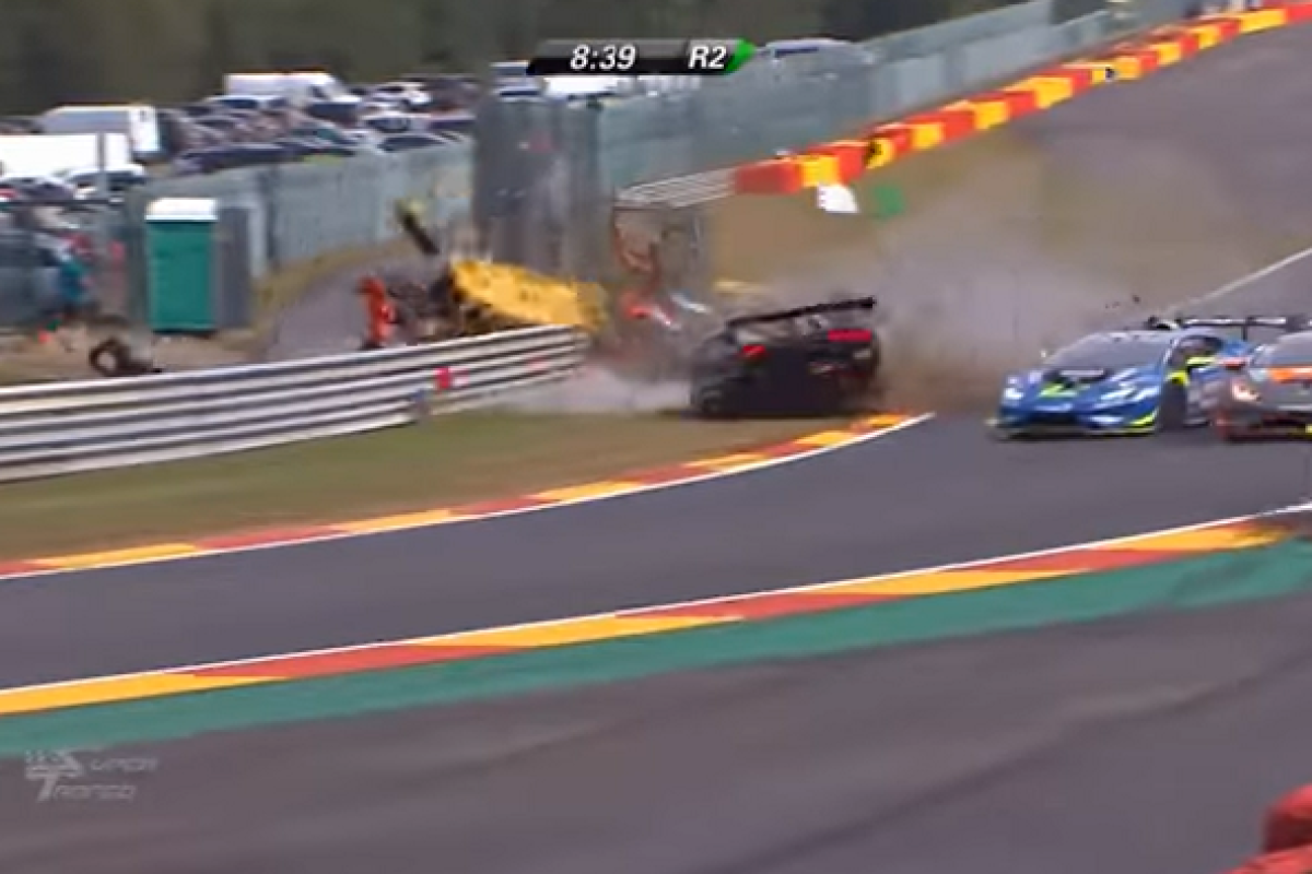 Жуткая авария на гоночной трассе: автомобиль влетел в толпу людей Жуткая авария на гоночной трассе: автомобиль влетел в толпу людей