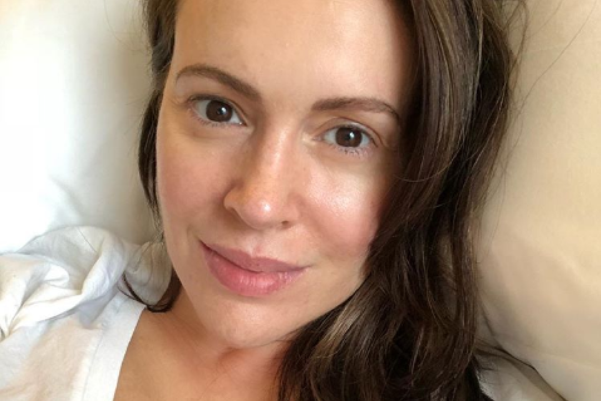 Реальная "ведьмочка": 45-летняя Алисса Милано стала выглядеть, как подросток