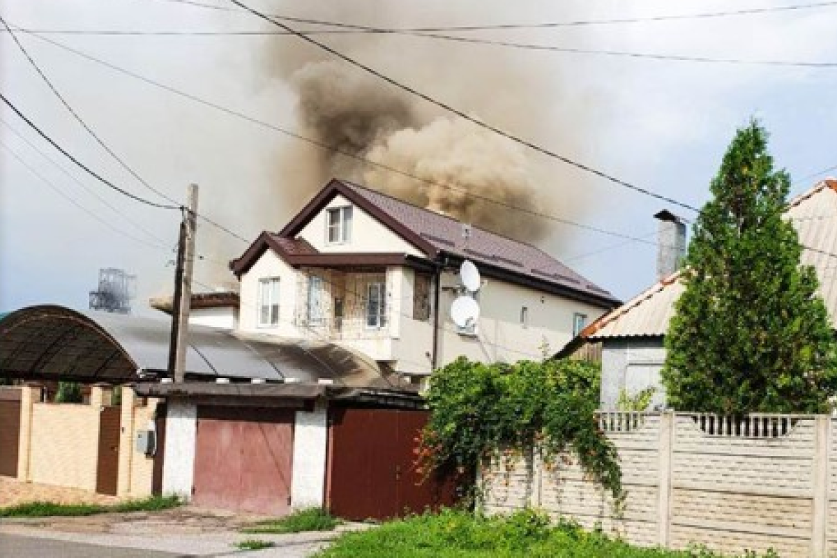 В Донецке из-за шаровой молнии загорелся дом: фото В Донецке из-за шаровой молнии загорелся дом: фото