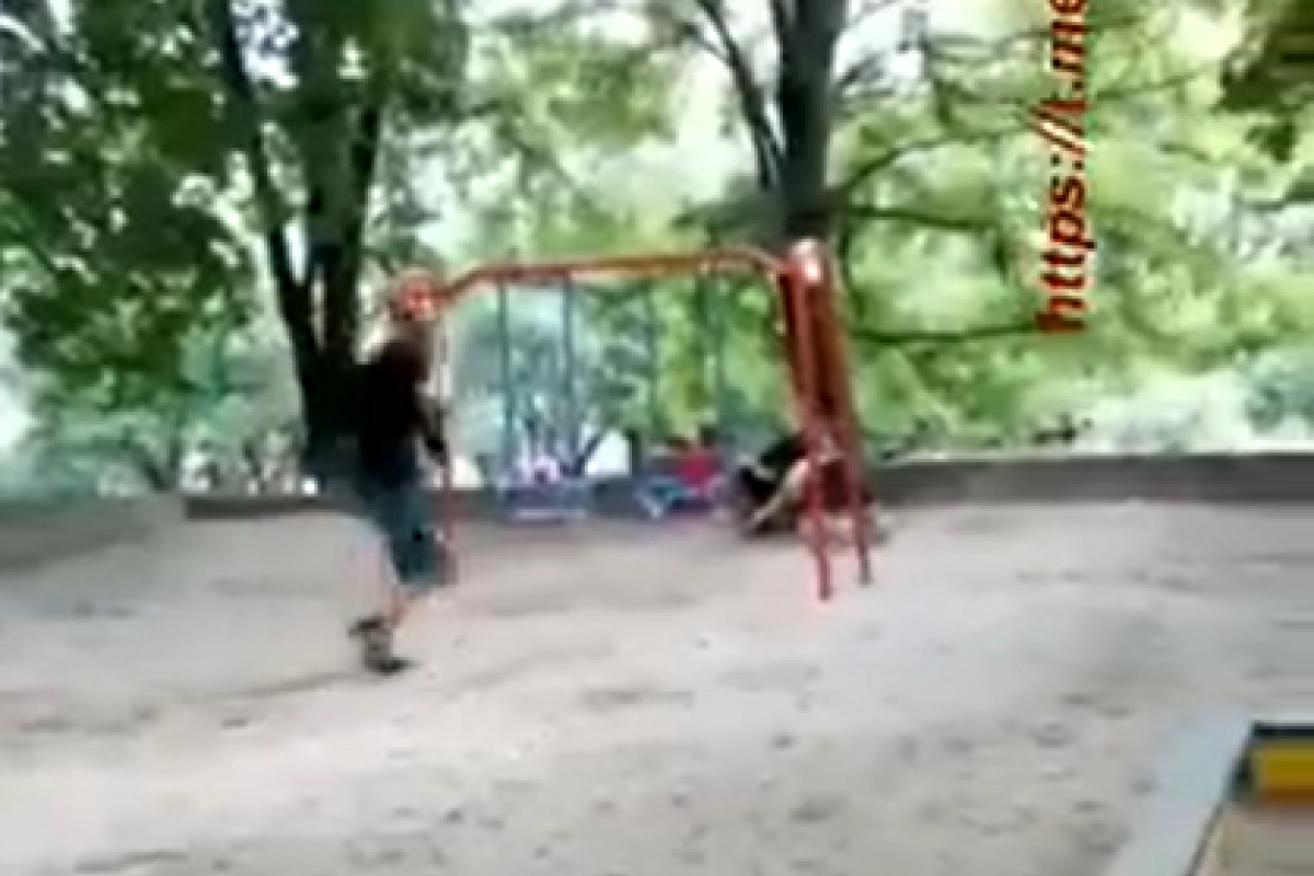 В Киеве толпа молодежи забросала камнями малышей на детской площадке