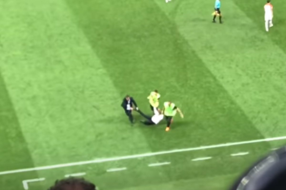 Финал ЧМ-2018 прервали из-за выбежавших на поле Pussy Riot Финал ЧМ-2018 прервали из-за выбежавших на поле Pussy Riot