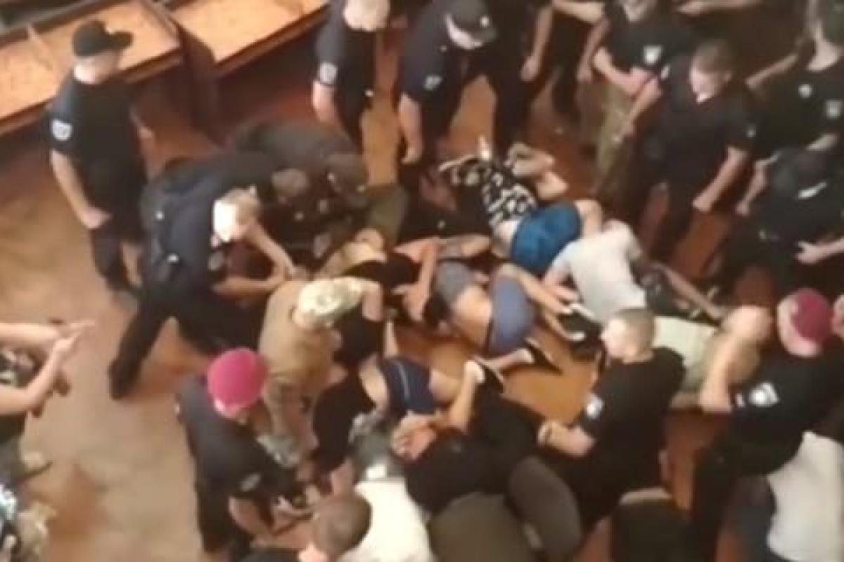 В горсовете Конотопа произошел массовый мордобой: полиция задержала 50 человек В горсовете Конотопа произошел массовый мордобой: полиция задержала 50 человек