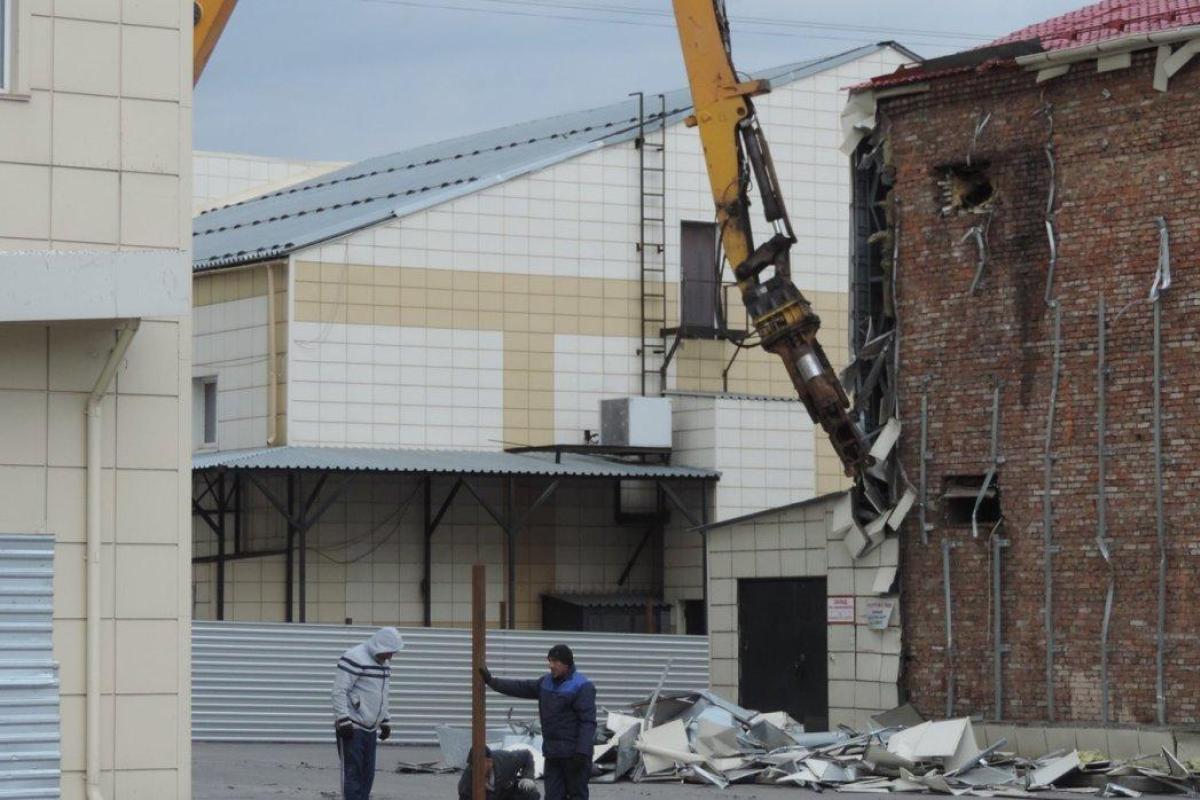 В Кемерово начали сносить ТРЦ "Зимняя вишня", где заживо сгорели 60 посетителей В Кемерово начали сносить ТРЦ "Зимняя вишня", где заживо сгорели 60 посетителей