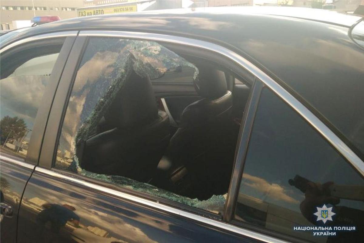 В Киеве из автомобиля украли 100 тысяч гривен В Киеве из автомобиля украли 100 тысяч гривен