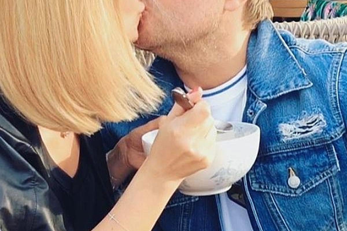 Новый роман? Баскова заметили целующимся с лучшей подругой покойной Жанны Фриске