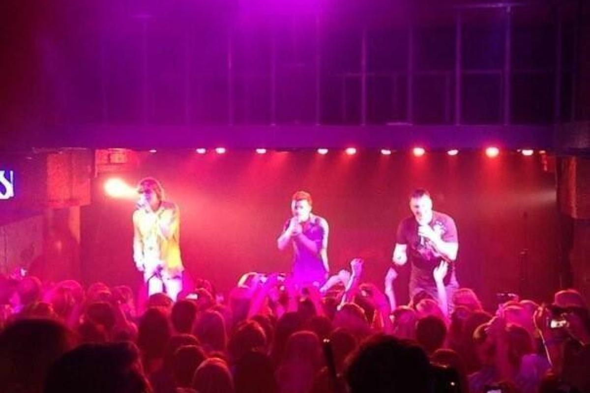 Смертельный концерт: в России во время выступления "Иванушек International" один из зрителей разбился насмерть Смертельный концерт: в России во время выступления "Иванушек International" один из зрителей разбился насмерть