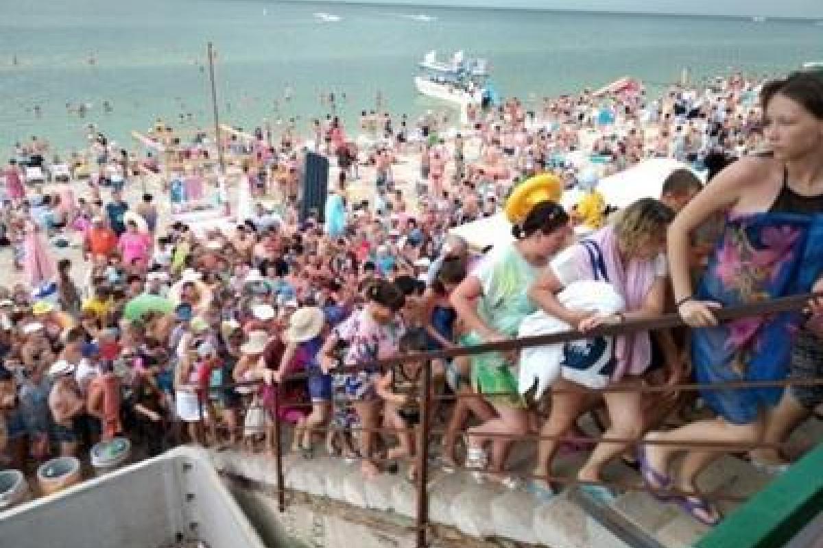 С популярного украинского курорта сбежала толпа туристов С популярного украинского курорта сбежала толпа туристов