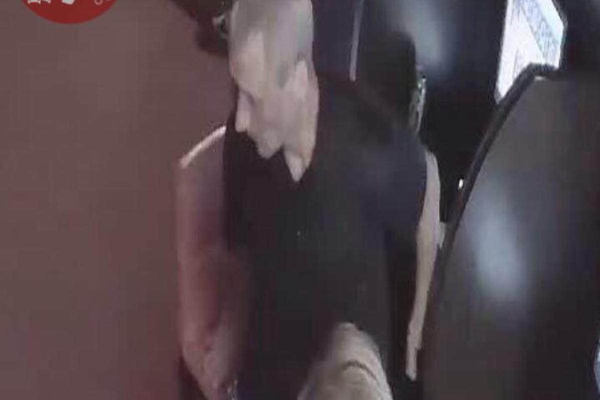 В сети появилось видео разбойного нападения мужчины на работниц Национальной лотереи в Киеве В сети появилось видео разбойного нападения мужчины на работниц Национальной лотереи в Киеве