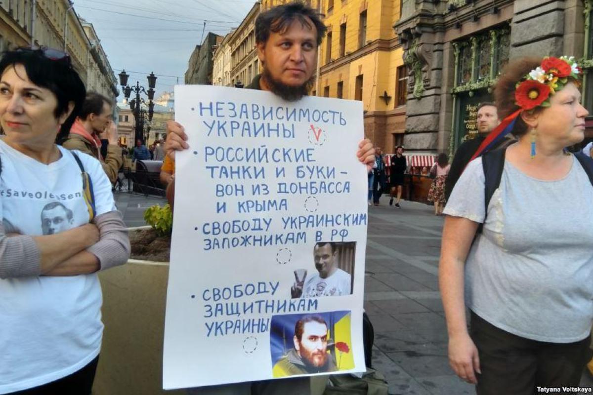 Активисты в российском Петербурге поздравили Украину с Днем Независимости: есть задержанные Активисты в российском Петербурге поздравили Украину с Днем Независимости: есть задержанные