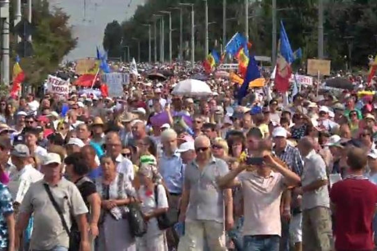 Протесты в Молдове: Десятки тысяч человек митингуют против режима пропутинского президента Додона Протесты в Молдове: Десятки тысяч человек митингуют против режима пропутинского президента Додона