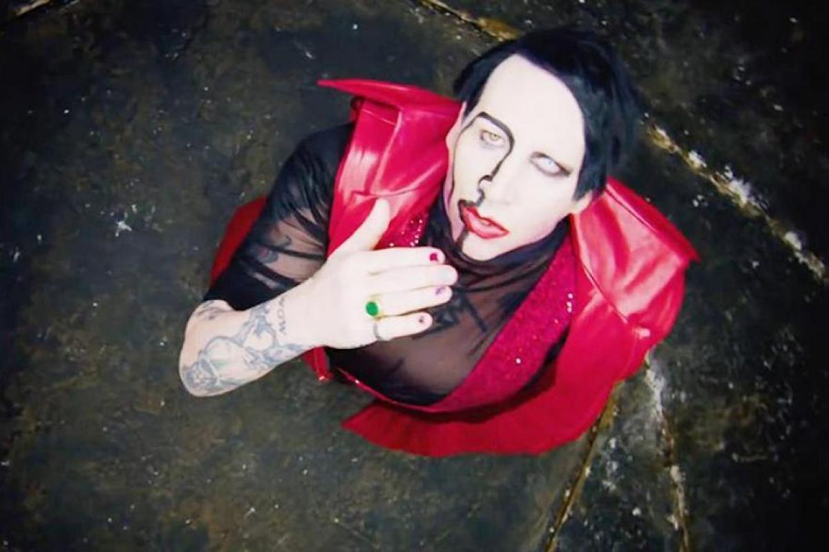 Мэрлин Мэнсон во время концерта упал на сцене без сознания - появилось видео Мэрлин Мэнсон во время концерта упал на сцене без сознания - появилось видео