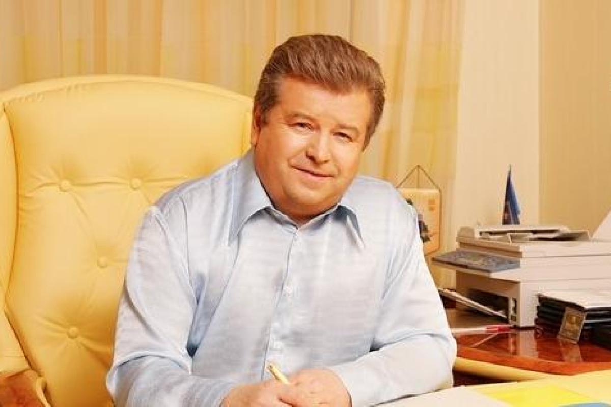 В халате и с голыми ногами: поющий ректор Поплавский показал свое идеальное утро В халате и с голыми ногами: поющий ректор Поплавский показал свое идеальное утро