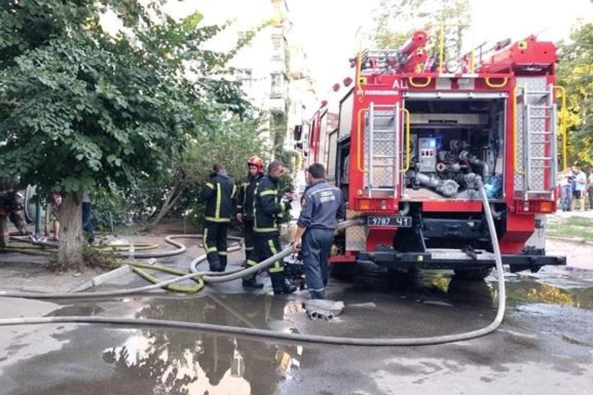 В киевской многоэтажке загорелись балконы на четырех этажах