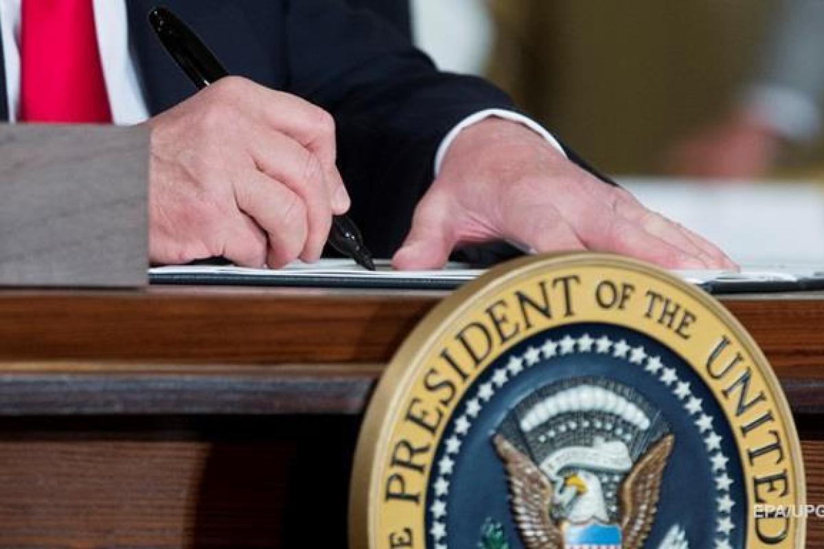 Трамп подписал рекордный военный бюджет США: как отреагировали в РФ