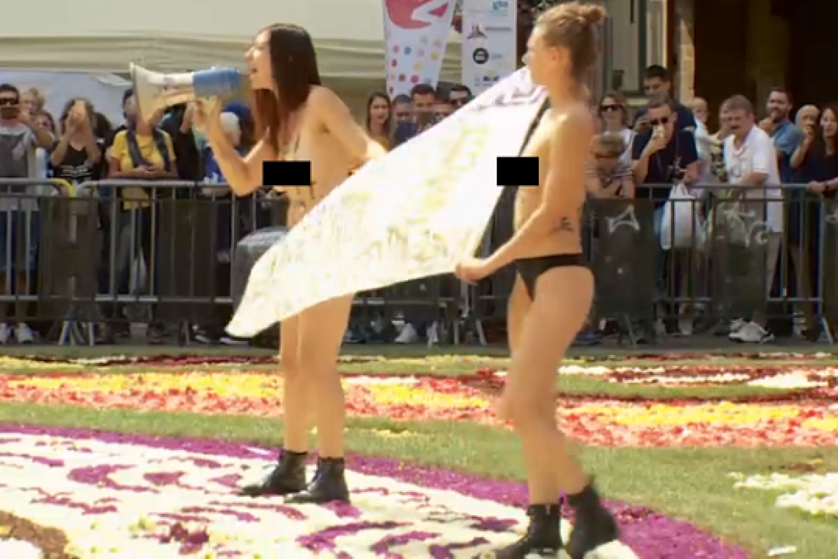 В Брюсселе активистки "Femen" устроили новую "голую" акцию В Брюсселе активистки "Femen" устроили новую "голую" акцию