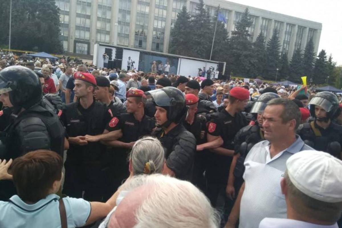 В Кишиневе полиция разогнала митингующих против действующей власти В Кишиневе полиция разогнала митингующих против действующей власти