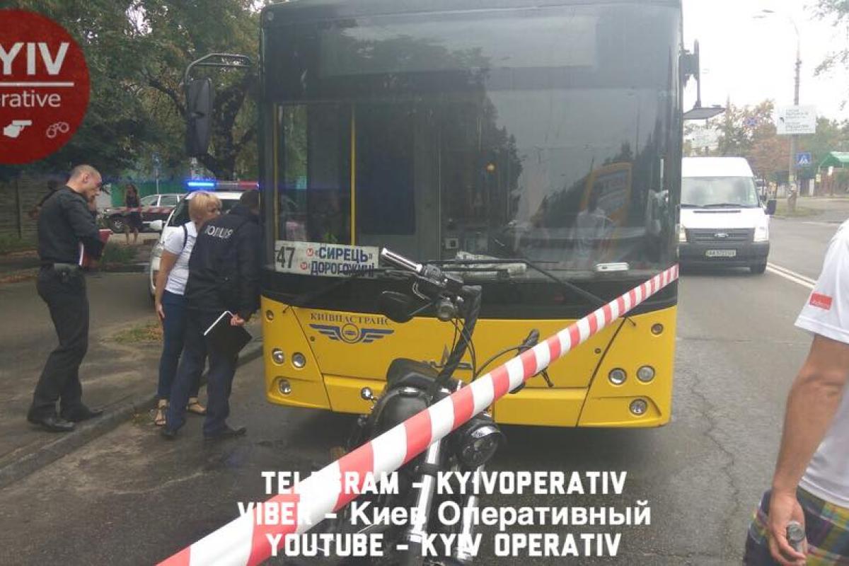 В Киеве конфликт на дороге между маршрутным автобусом и мотоциклистом перерос в стрельбу В Киеве конфликт на дороге между маршрутным автобусом и мотоциклистом перерос в стрельбу