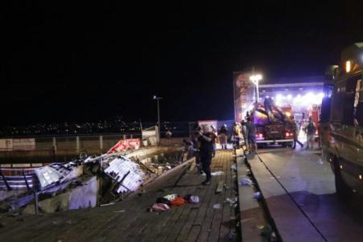 В Испании во время концерта танцпол с сотнями людей рухнул в воду: шокирующие кадры